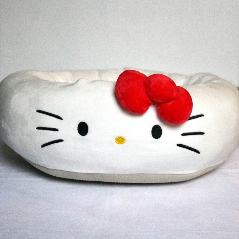 NWT HELLO KITTY and Friends Pet Bed Sanrio Dog Cat Kitten Puppy Cozy